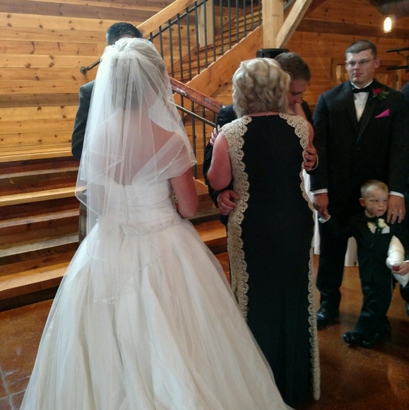 Vera Wang Wedding Dress - Picture 8 of 9